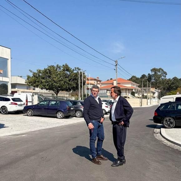 Desde o in&iacute;cio do nosso mandato que estamos &agrave; conversa com o Presidente da C&acirc;mara Municipal de Pa&ccedil;os de Ferreira, Dr. Paulo Ferreira, comunicando ambi&ccedil;&otilde;es e projetos, bem como problemas e necessidades urgentes, de serem resolvidos.